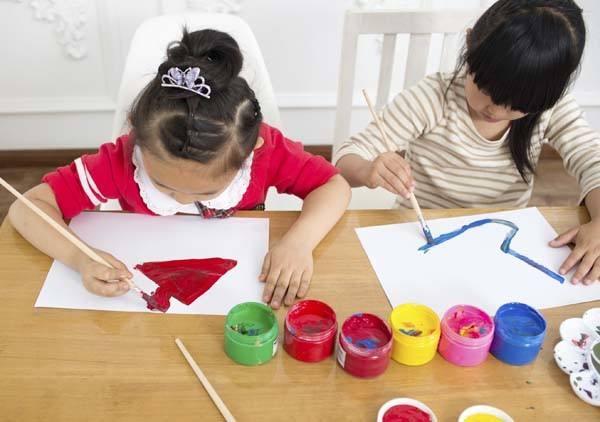 孩子在幼儿园比同龄人个头高很多，这正常吗？