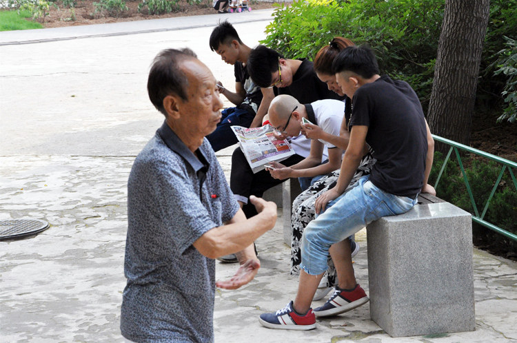 老年人的“神功”撞树，真有益健康？(图1)