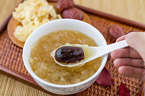 来碗红枣银耳汤防春燥