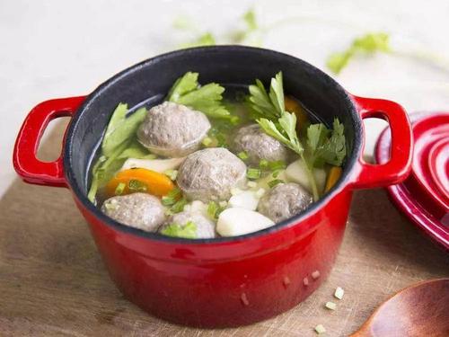 消暑生津：豆腐丸子枸杞叶汤