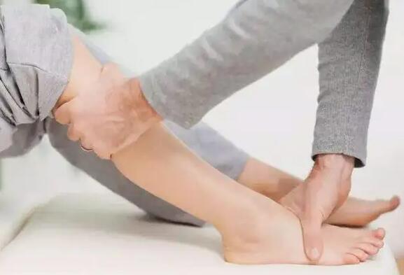 小腿抽筋是怎么引起的，小腿抽筋急救的正确方法是什么？